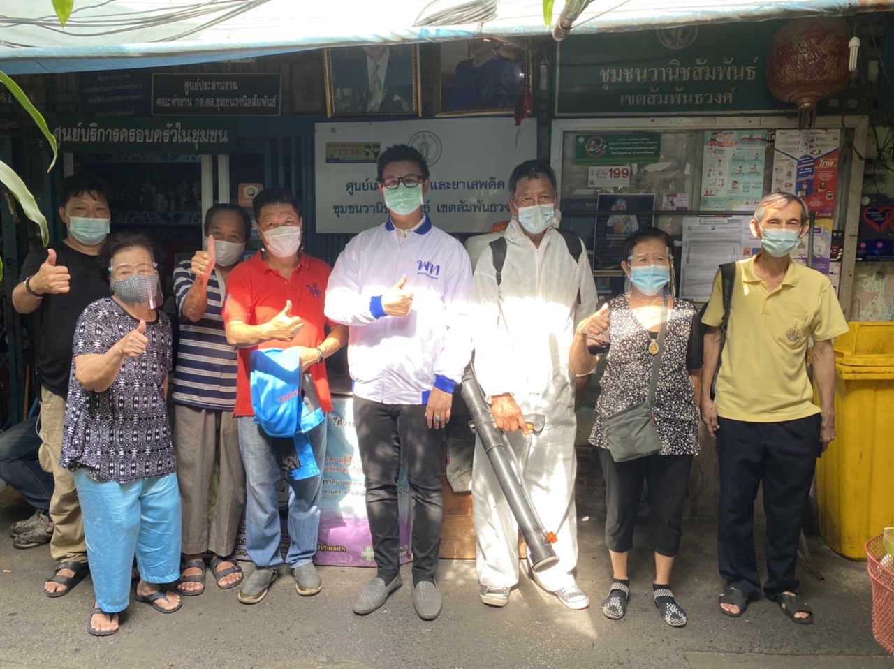 ชุมชนย่านเยาวราช “ขอบคุณ” พรรคเพื่อไทย หลังรุดเข้ามาพ่นยาฆ่าเชื้อโควิดแฟลตดังอย่างรวดเร็ว หลังหามคนติดโควิดเข้าโรงพยาบาล!