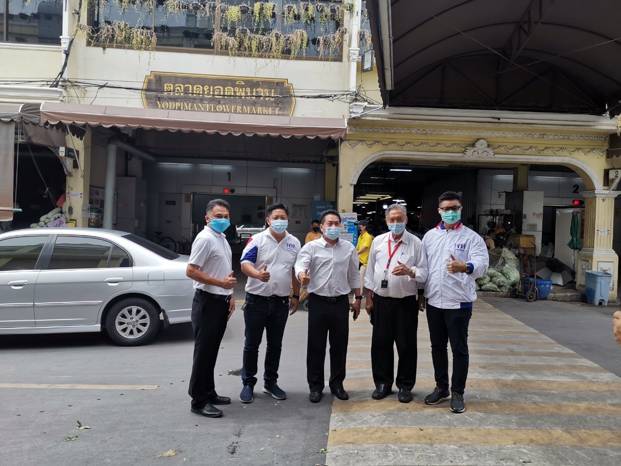 ทีมเพื่อไทยเขต1 กทม. “ลุย” พ่นน้ำยาฆ่าเชื้อโควิด “ปากคลองตลาด” หวังเปิดตลาดหมุนเศรษฐกิจ